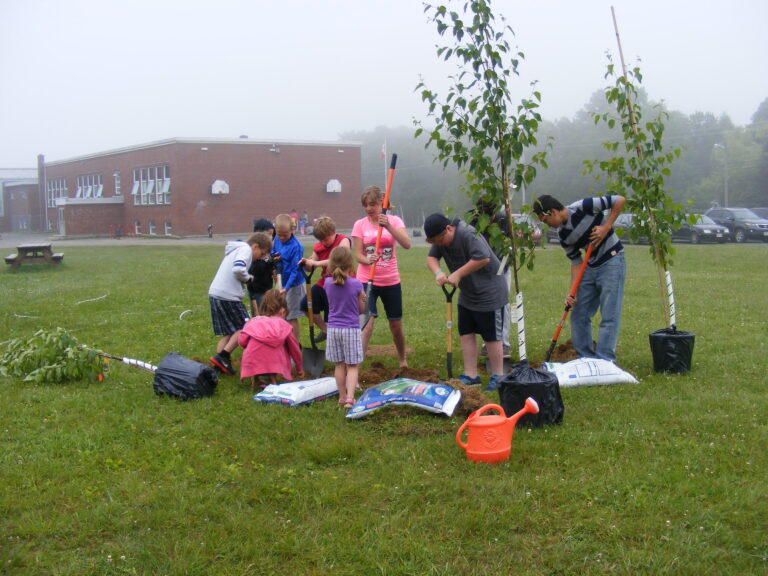 GreenSchoolgrounds_TreePlanting2_KeswickRidge